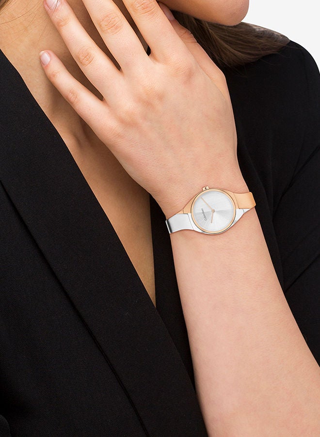 CALVIN KLEIN ساعة يد نسائية من الفولاذ المقاوم للصدأ بعقارب دائرية الشكل 25200237 30 ملم - Image 4