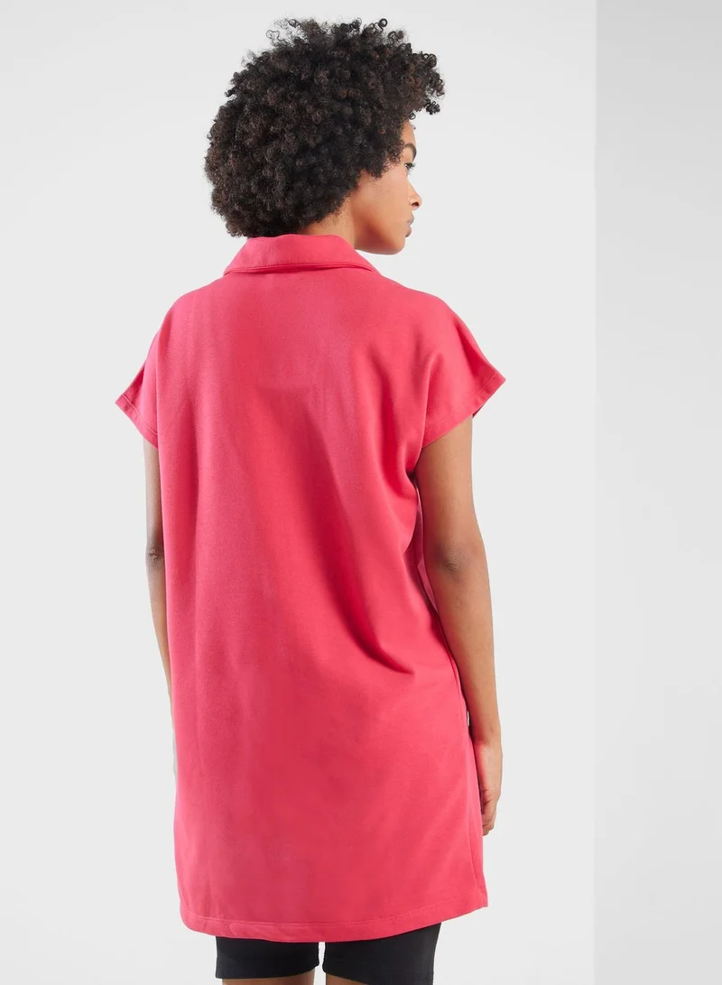 دي كاي أن واي سبورت تيشيرت بشعار وياقة على شكل حرف