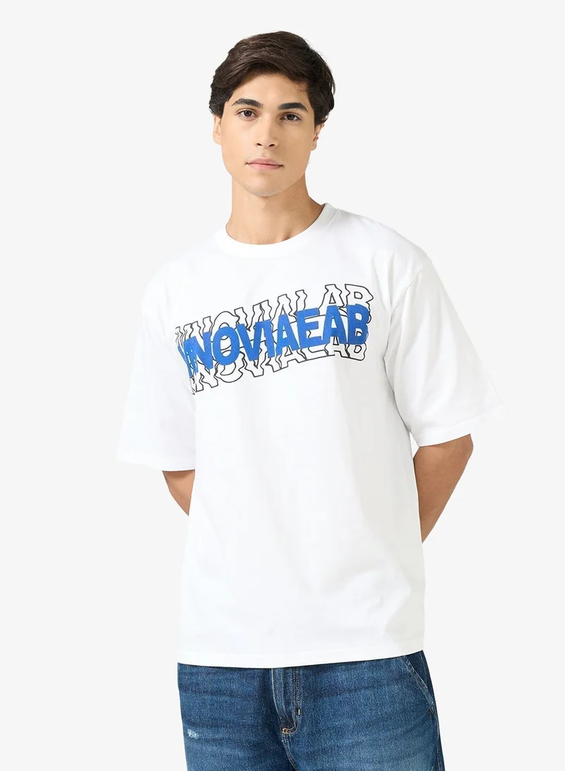 سفنتي فايف تيشيرت بطبعة جرافيك كبير الحجم