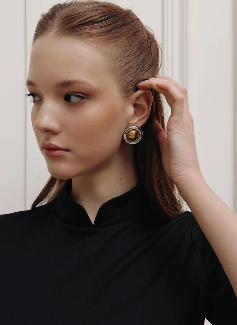 Two metal round earrings