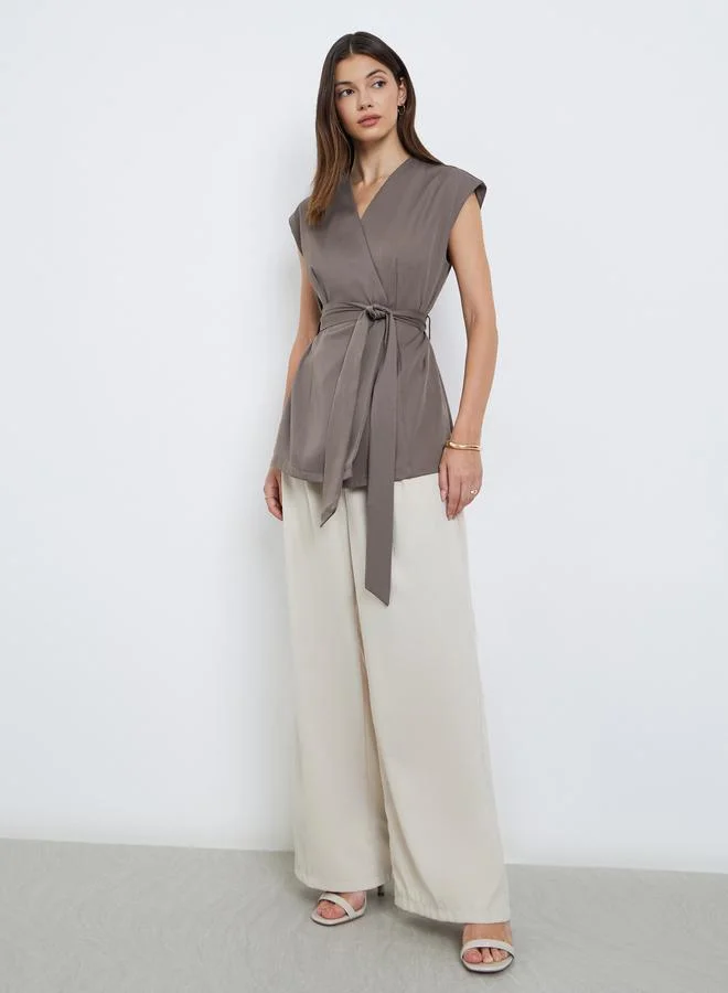 ستايلي بلوزة بنمط لف بدون أكمام