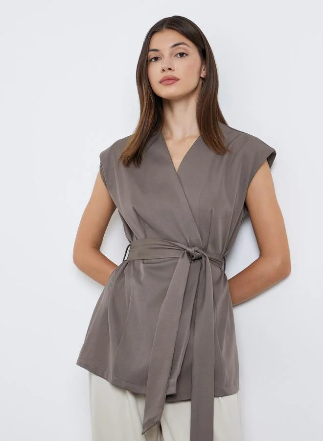 ستايلي بلوزة بنمط لف بدون أكمام