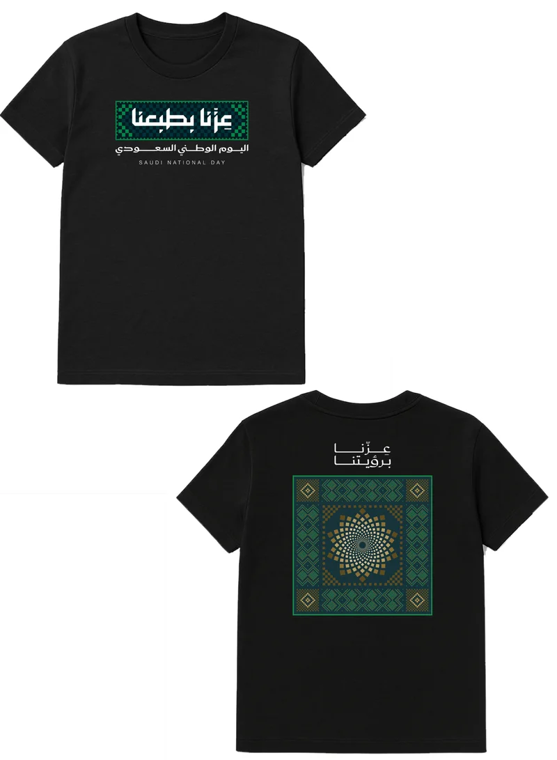 لوحة تيشيرت قطن مطبوع على الجهتين للرجال والنساء لاحتفالات اليوم الوطني السعودي بتصميم عِزّنا برؤيتنا