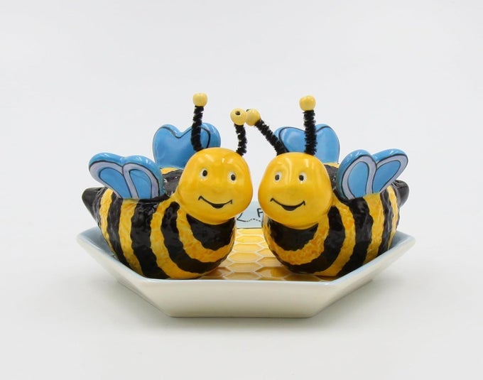 2INCH CERAMIC BEE SALT AND PEPPER WITH HONEYCOMBED TRAY YELLOW