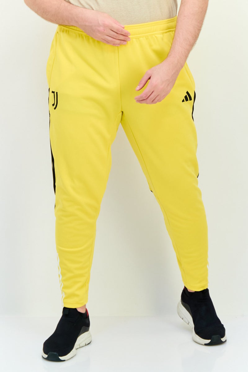Adidas سروال تدريب رياضي للرجال بشعار علامة يوفنتوس، أصفر - Image 1