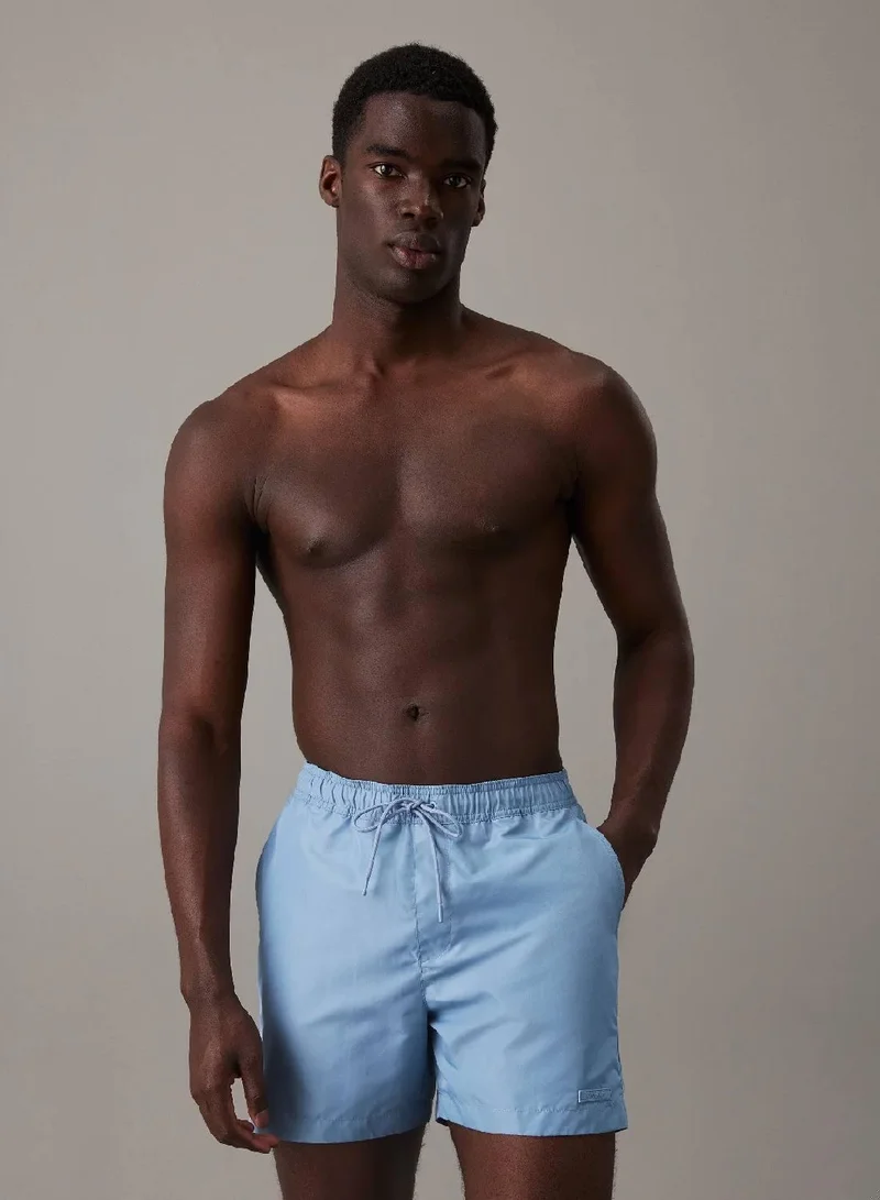 كالفن كلاين شورت سباحة متوسط الطول برباط من مجموعة CK Refined