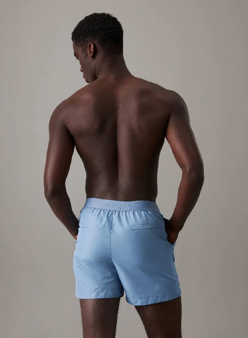 كالفن كلاين شورت سباحة متوسط الطول برباط من مجموعة CK Refined