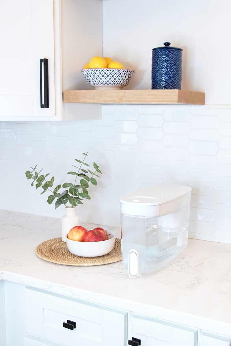 لايف ستراو لايف سترو هوم - موزع فلتر مياه سعة 18 كوبًا من البلاستيك الخالي من مادة BPA تم اختباره للحماية من البكتيريا والطفيليات والمواد البلاستيكية الدقيقة التي تحتوي على الزئبق ومجموعة متنوعة من المواد الكيميائية باللون الأبيض - Image 4