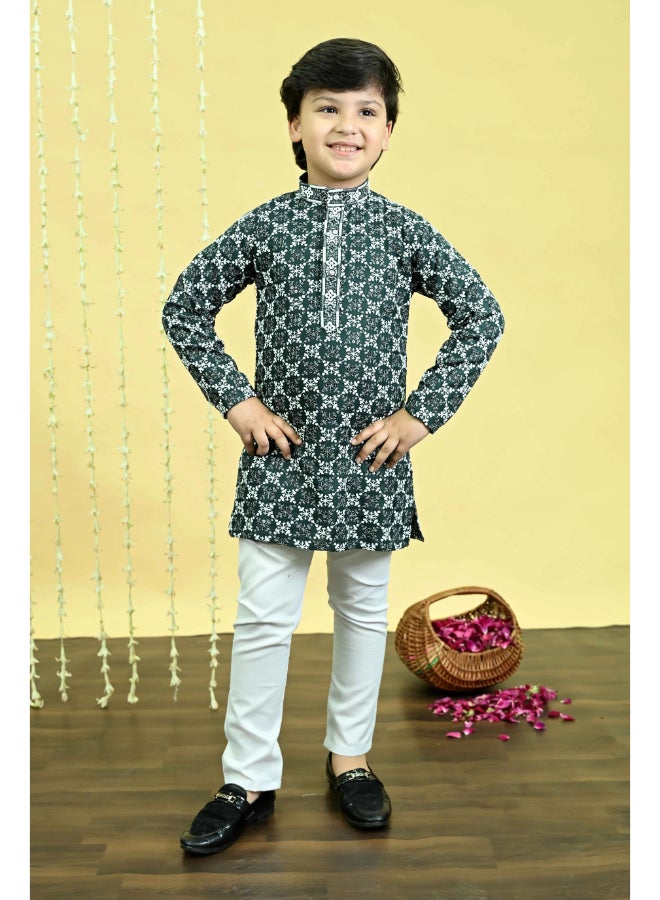 بي تي ديزايز طقم كورتا بيجاما للأولاد باللون الأخضر الداكن - Image 1