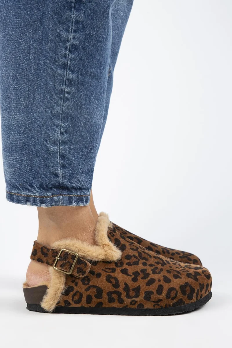 Manijero Manijero (Holly 2 Furry Leopard) Women's Genuine Leather Buckled Clogs in Tan