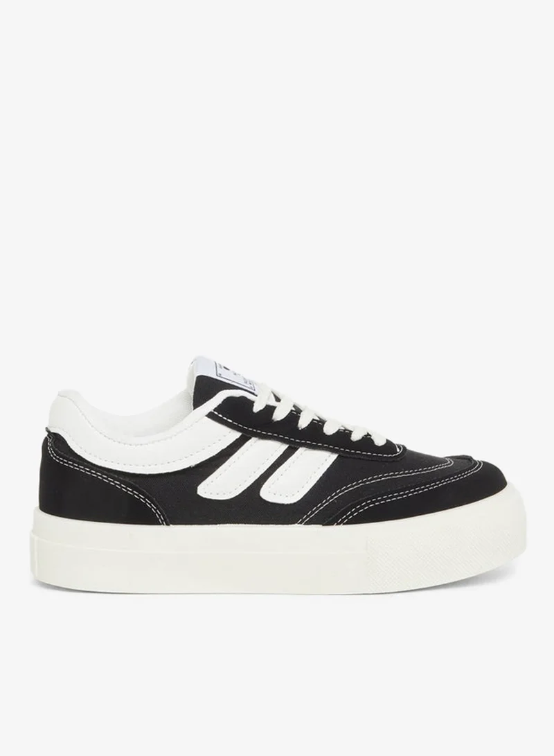 ستايلي اكتيف حذاء رياضي برباط وتفاصيل خياطة مزين بالدانتيل