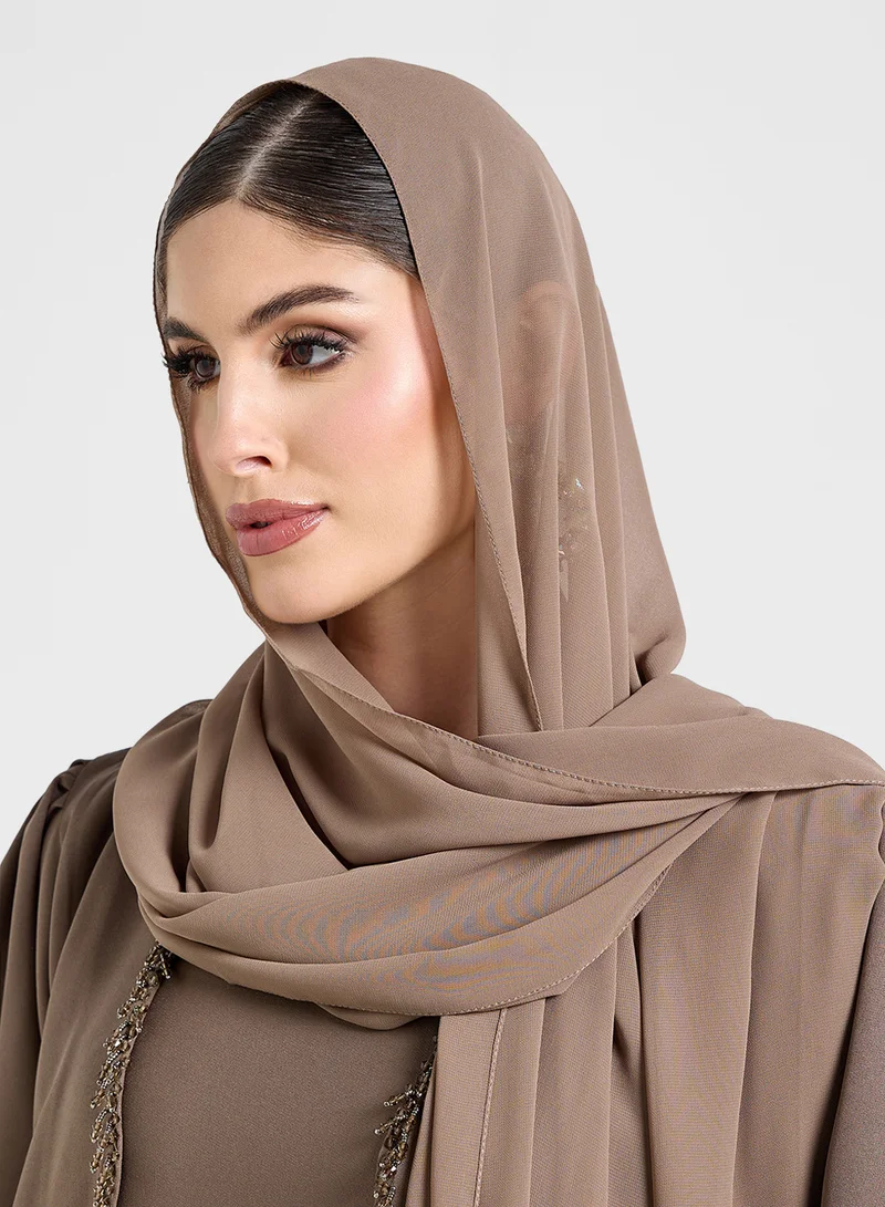 خزانة عباية مطرزة مع شيلة
