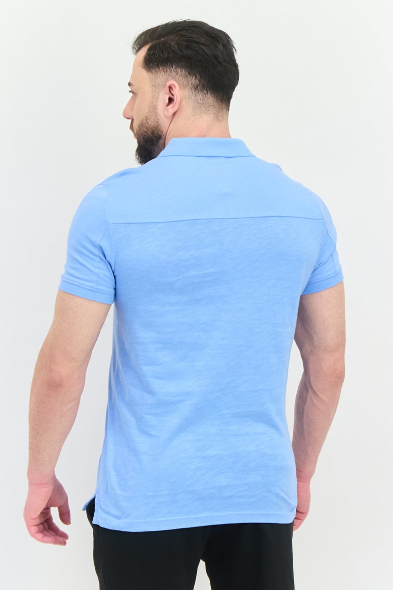 PUMA قميص بولو للرجال بقصة ضيقة بأكمام قصيرة، أزرق فاتح/أبيض - Image 3