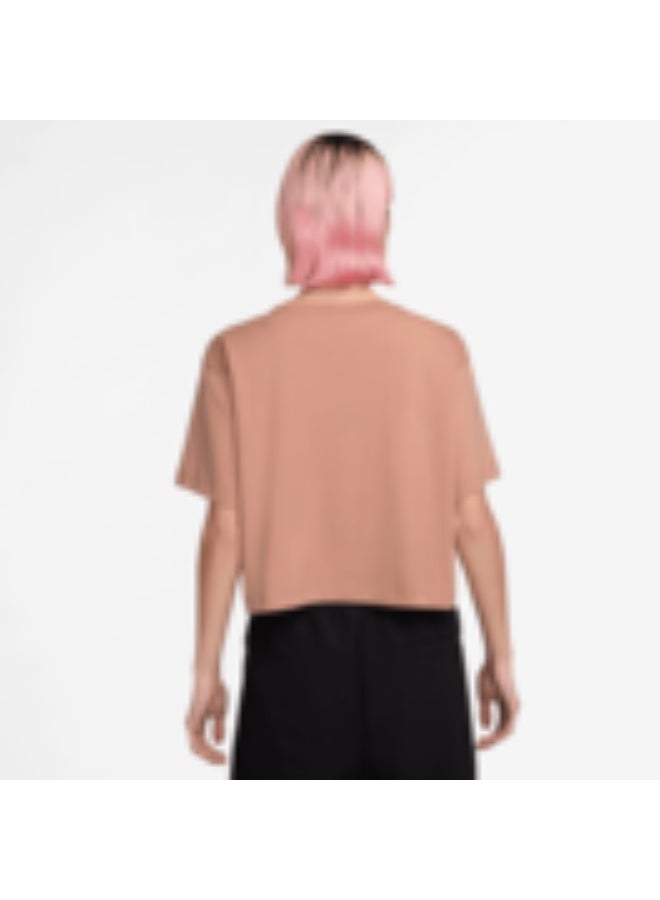 Nike Club short-sleeve crop t-shirt with a crew neck. - Image 3