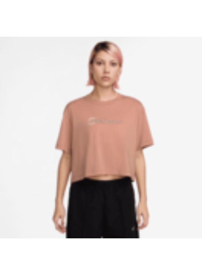 Nike Club short-sleeve crop t-shirt with a crew neck. - Image 1