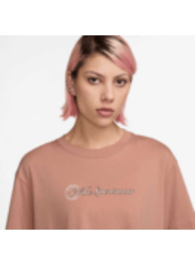 Nike Club short-sleeve crop t-shirt with a crew neck. - Image 2