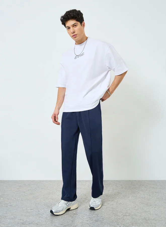 ستايلي جوغر بقصة مريحة وحافة مفتوحة ودرزات