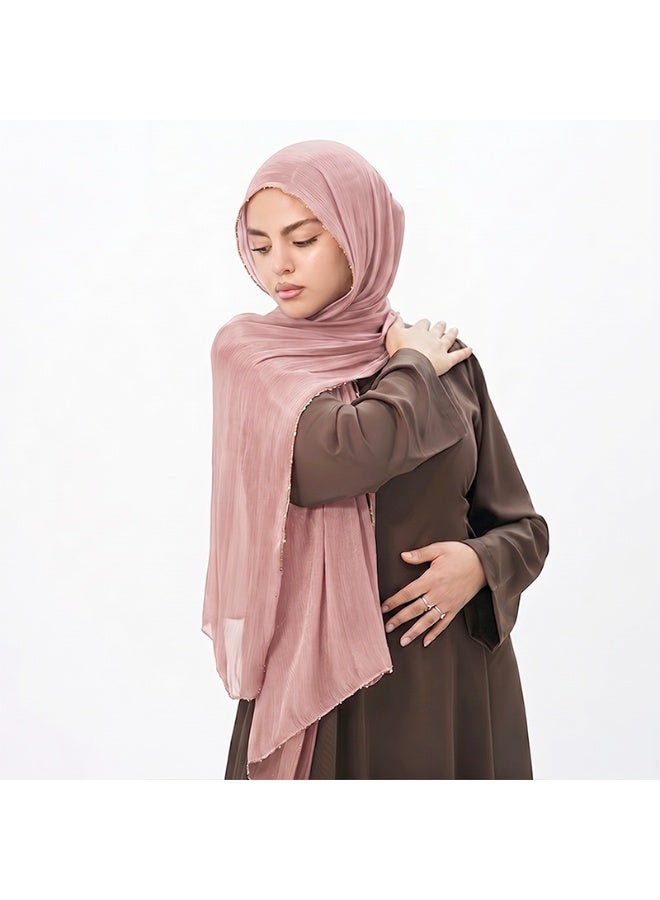 وشاح طويل من الكريب بلون موحد وملمس ناعم بلمسة نهائية ساتانية، مزود بسلسلة من الخرز المعدني؛ وشاح طويل نسائي من الحرير اللامع - Image 1