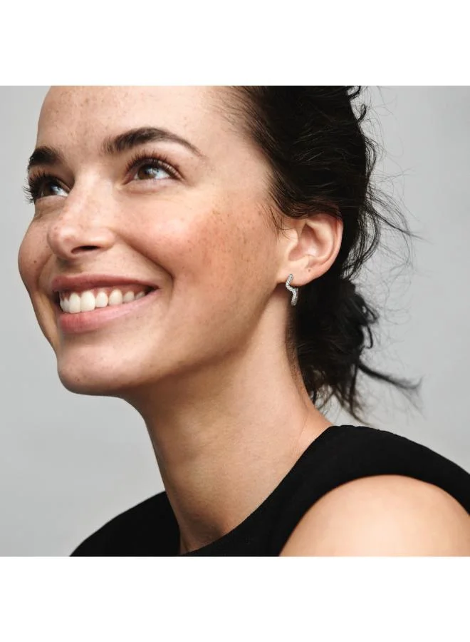 باندورا أقراط حلقية لامعة بموجة متلألئة