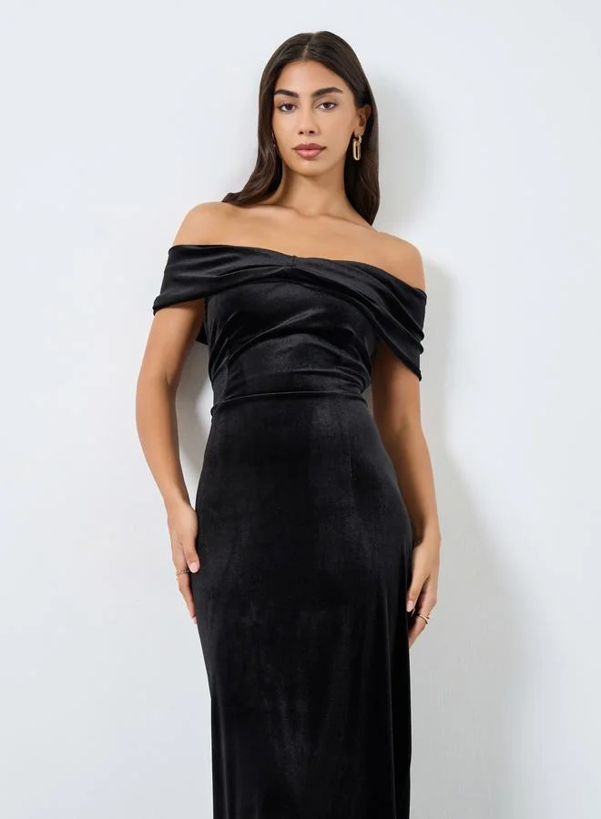 ستايلي فستان سهرة طويل مخملي بكتف مكشوف