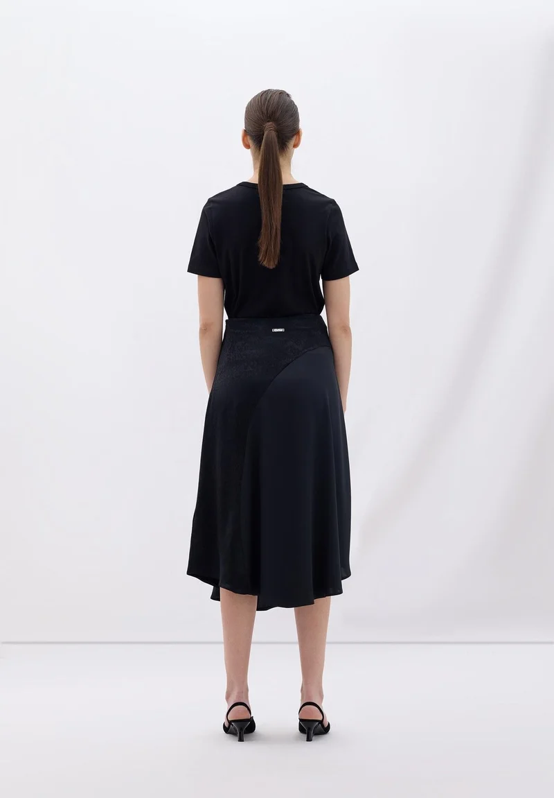 ليس بنجامنز تنورة ميدي ٤٠١