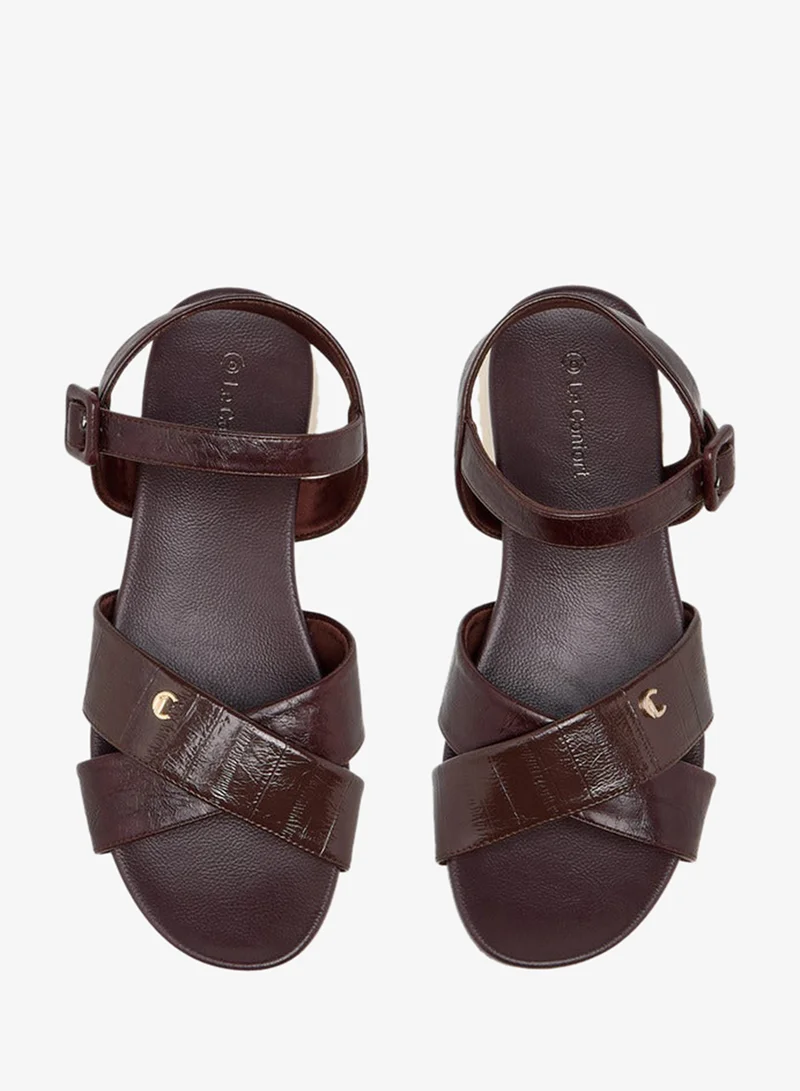 لو كونفورت صنادل مريحة بحزام متقاطع مزخرف وإغلاق بإبزيم