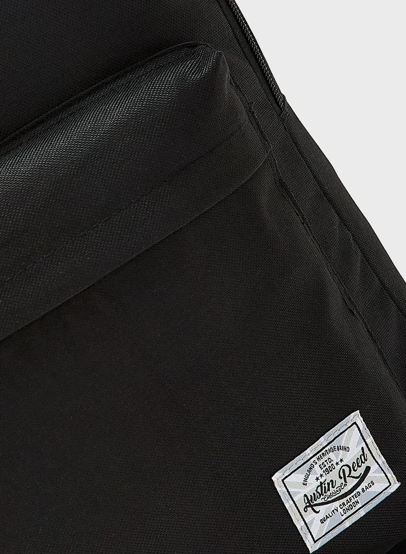 أوستين ريد شنطة ظهر مزينة بشعار الماركة