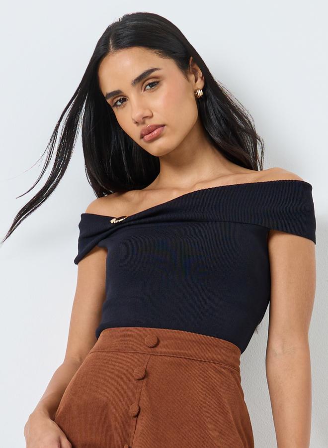 ستايلي بلوزة بتفاصيل أكتاف مكشوفة - Image 1