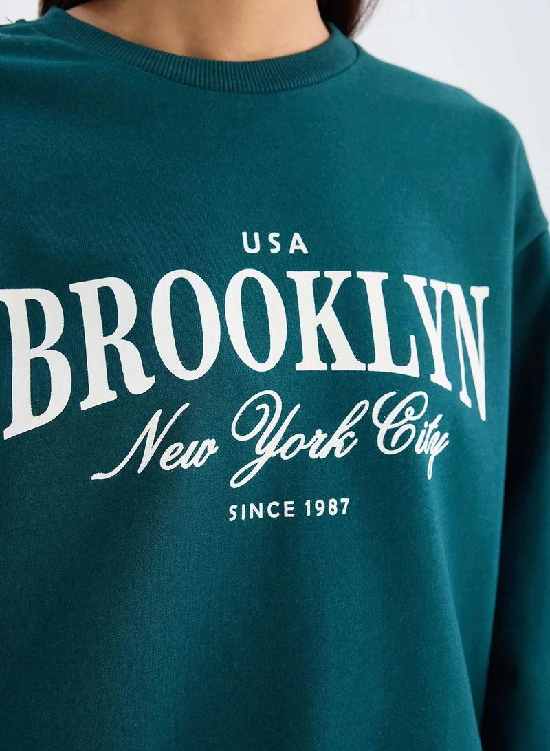 ديفاكتو سويت شيرت مطبوع بياقة دائرية وقصة عادية خفيف الوزن