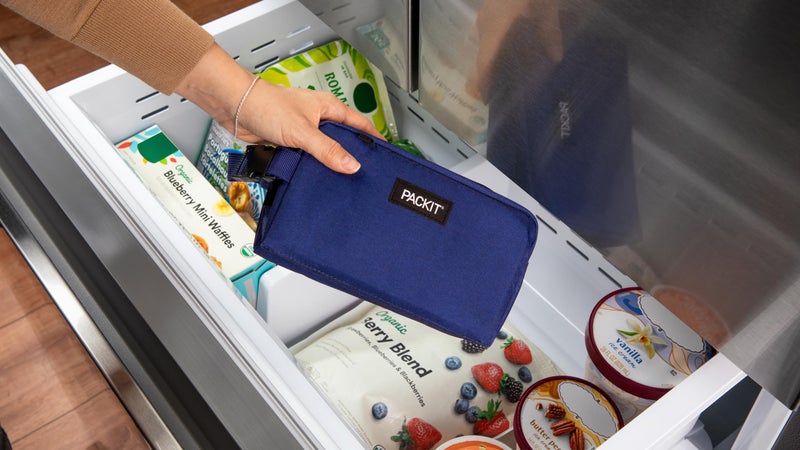 PACKIT حقيبة الوجبات الخفيفة القابلة للتجميد PackIt®، أزرق حقيقي، مصنوعة بتقنية ECOFREEZE®، قابلة للطي، قابلة لإعادة الاستخدام، إغلاق بسحاب، مصممة للحفاظ على الوجبات الخفيفة طازجة أثناء التنقل، وللراشدين من جميع الأعمار - Image 4