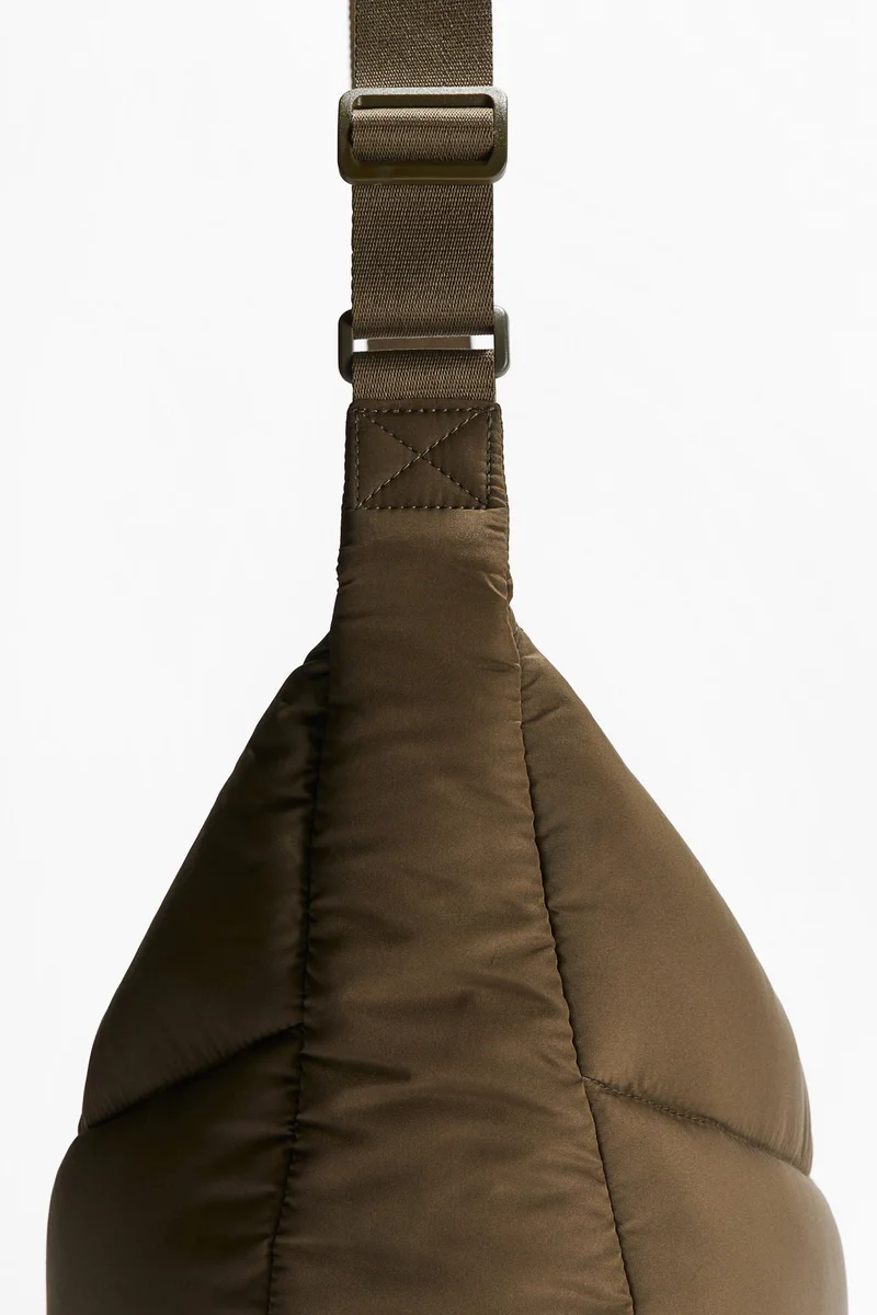 اتش اند ام حقيبة كتف مبطنة