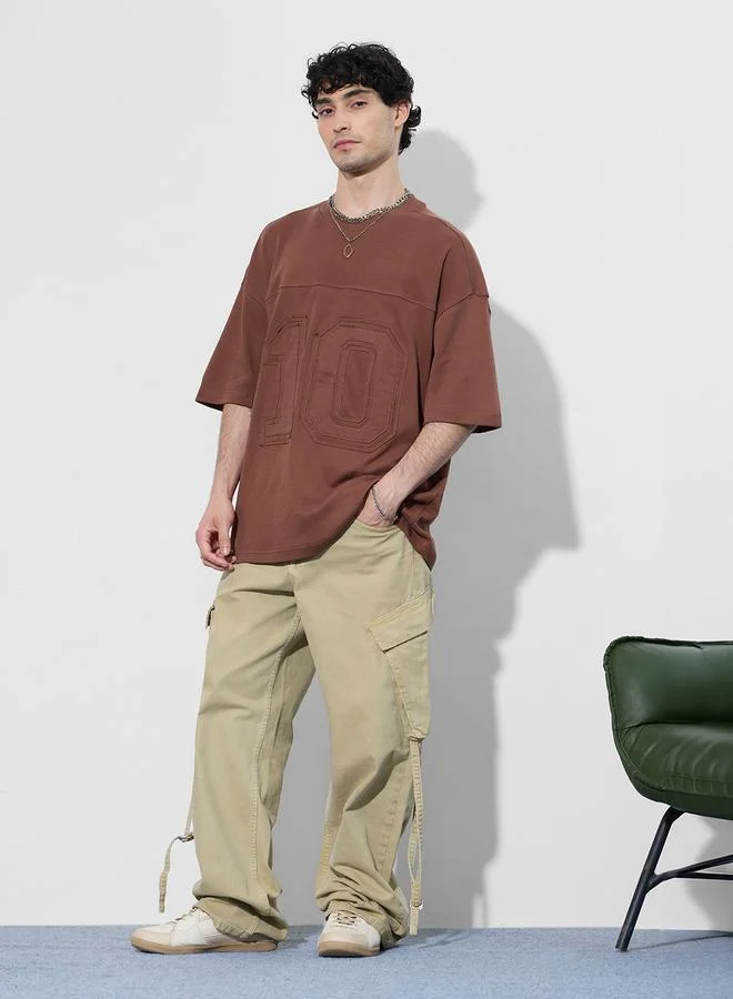 ذا سوليد ستور تيشيرت واسع بتفاصيل مُطرّزة