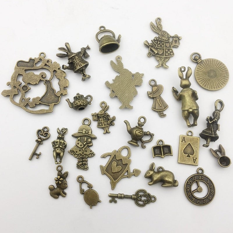 iloveDIYbeads 40 قطعة تمائم برونزية عتيقة من أليس في بلاد العجائب لحفلة الشاي ستيمبانك فيكتورية لصنع المجوهرات (M076) - Image 3