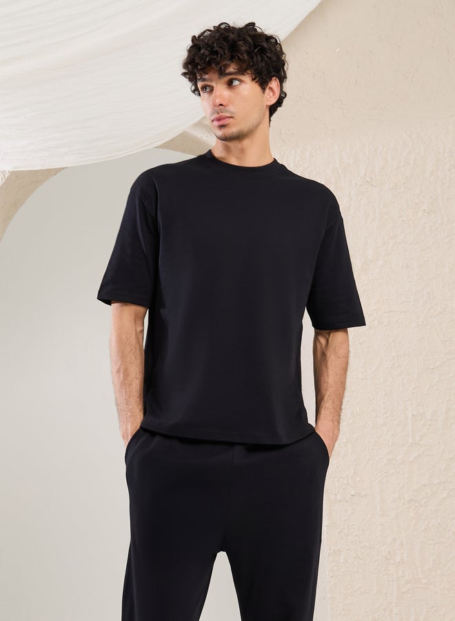 ستايلي اكتيف طقم تيشيرت أوفر سايز بطبعة بسيطة وبنطلون جوجر - Image 3