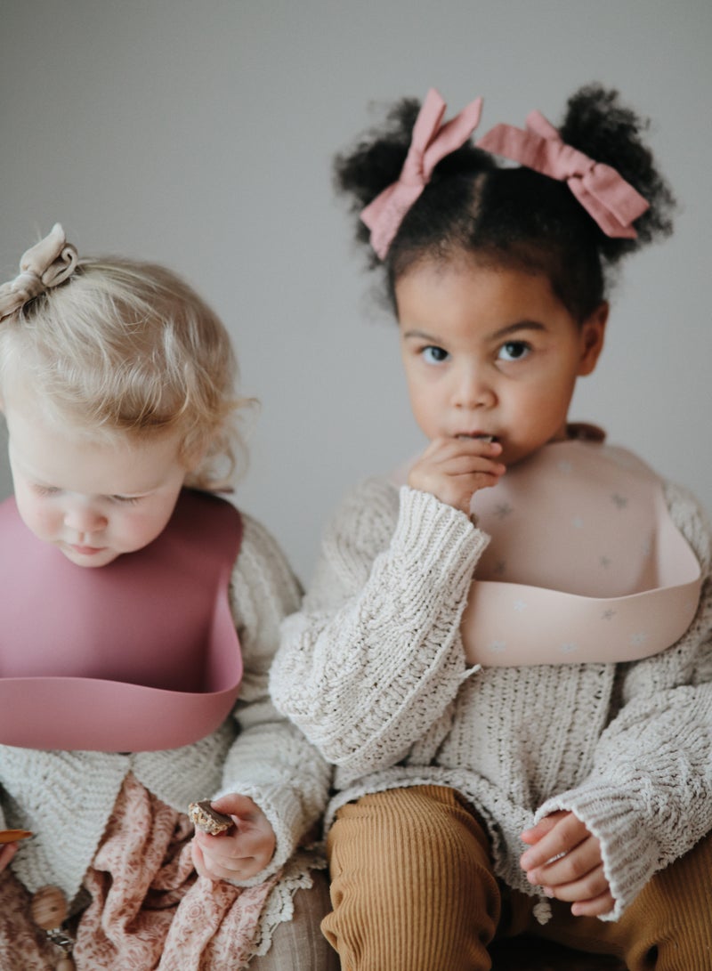 موشي مريلة أطفال سيليكون من موشي بجيب أمامي عميق، بني سفاري - Image 2