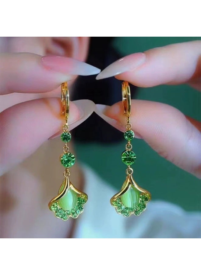 Goolsky أقراط كات آي بتصميم ورقة الجنكو الخضراء الفاخرة مع خيوط للنساء – أقراط طويلة عصرية، حجر كات آي بتصميمات الجنكو بلون الذهب/الفضة، خفيفة الوزن ومضادة للتأكسد، للمناسبات الرسمية وغير الرسمية - Image 1