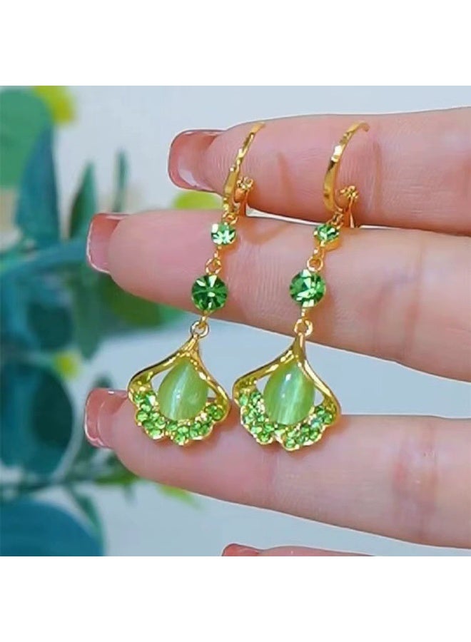 Goolsky أقراط كات آي بتصميم ورقة الجنكو الخضراء الفاخرة مع خيوط للنساء – أقراط طويلة عصرية، حجر كات آي بتصميمات الجنكو بلون الذهب/الفضة، خفيفة الوزن ومضادة للتأكسد، للمناسبات الرسمية وغير الرسمية - Image 3