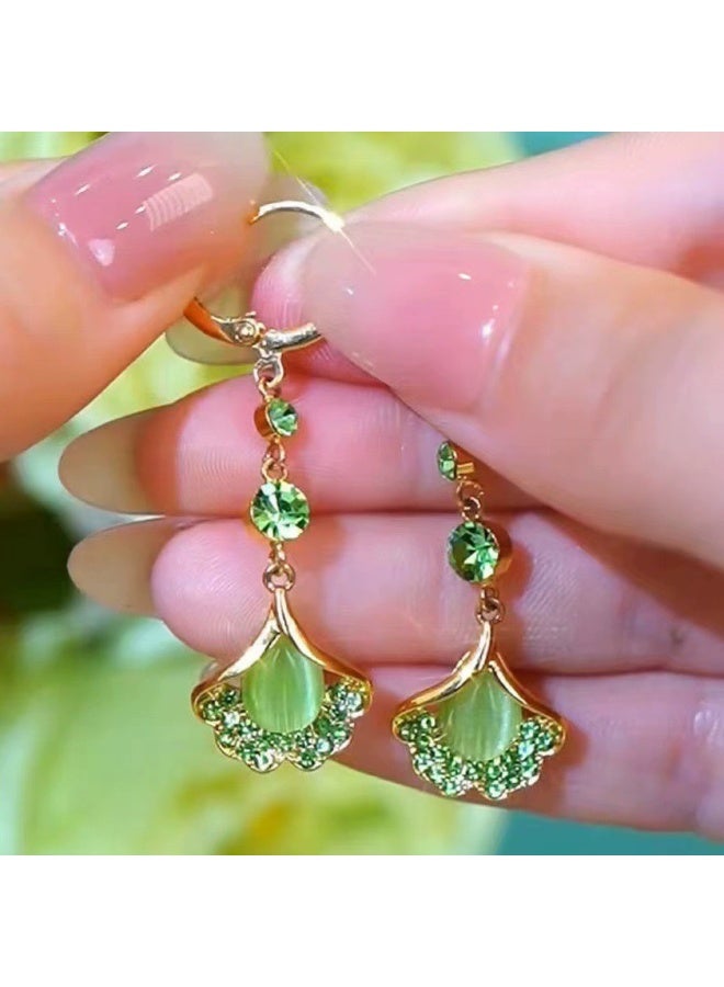 Goolsky أقراط كات آي بتصميم ورقة الجنكو الخضراء الفاخرة مع خيوط للنساء – أقراط طويلة عصرية، حجر كات آي بتصميمات الجنكو بلون الذهب/الفضة، خفيفة الوزن ومضادة للتأكسد، للمناسبات الرسمية وغير الرسمية - Image 4