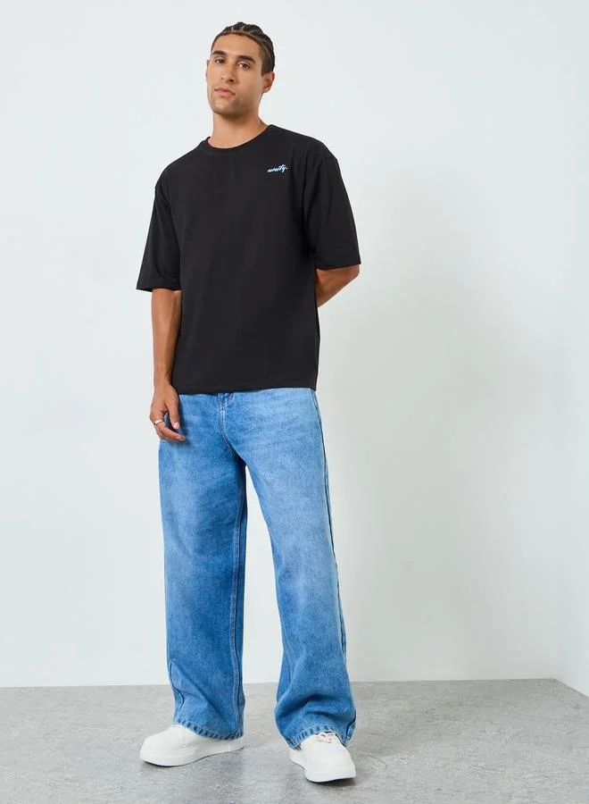 ستايلي تيشيرت رجالي أسود بطبعة جرافيك وقصة واسعة