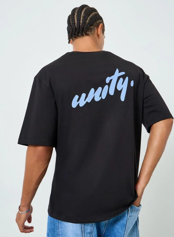 ستايلي تيشيرت رجالي أسود بطبعة جرافيك وقصة واسعة