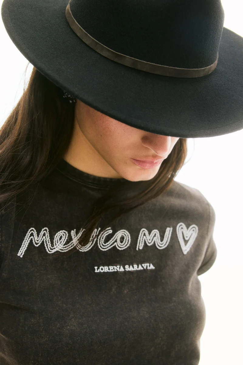 اتش اند ام تي-شيرت ضيق بتفاصيل زخرفية