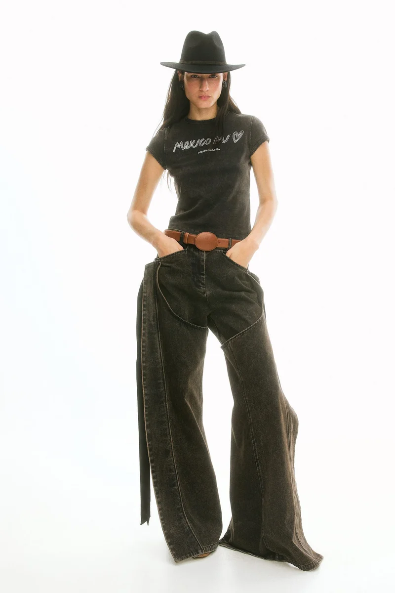 اتش اند ام تي-شيرت ضيق بتفاصيل زخرفية