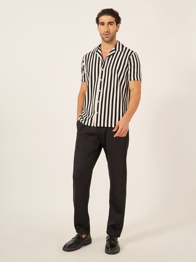 فورت كولينز قميص رجالي أسود مخطط بأكمام قصيرة بقصة عادية من فورت كولينز - Image 2