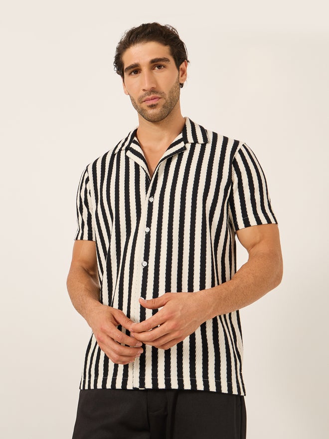 فورت كولينز قميص رجالي أسود مخطط بأكمام قصيرة بقصة عادية من فورت كولينز - Image 1