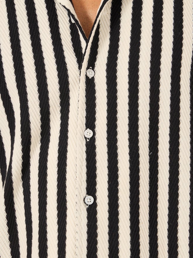 فورت كولينز قميص رجالي أسود مخطط بأكمام قصيرة بقصة عادية من فورت كولينز - Image 3