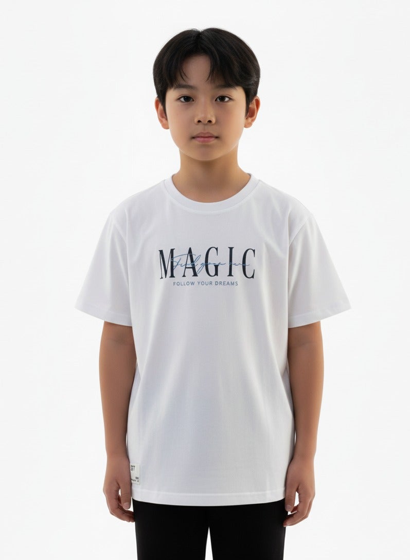 جوانا تي شيرت أولاد برقبة دائرية وأكمام قصيرة مع عبارات "اكتشف سحرك الخاص واتبع أحلامك" - أبيض - 16 سنة - Image 1