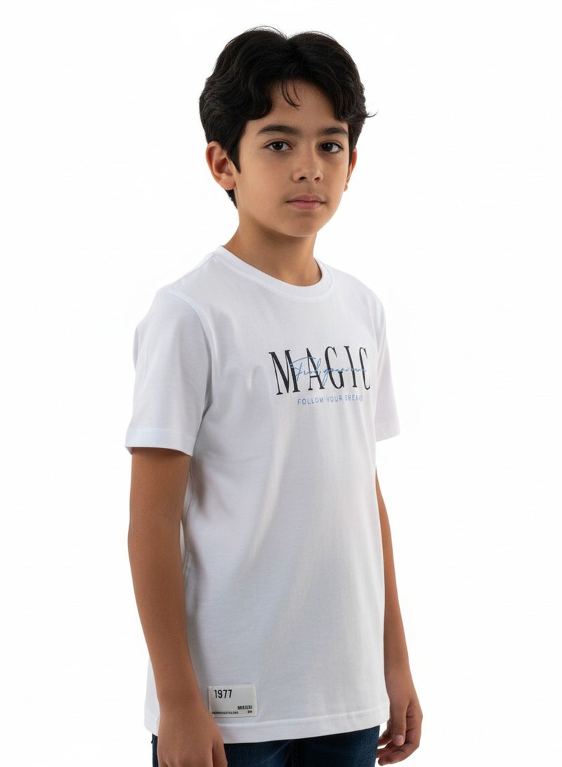 جوانا تي شيرت أولاد برقبة دائرية وأكمام قصيرة مع عبارات "اكتشف سحرك الخاص واتبع أحلامك" - أبيض - 16 سنة - Image 2