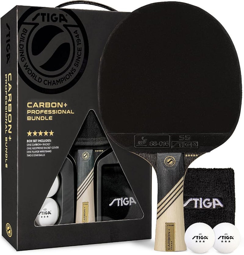 ستيجا مجموعة مضارب تنس الطاولة STIGA Carbon+ – شفرة من الألياف الكربونية خفيفة جدًا مكونة من 7 طبقات – إسفنج عالي الجودة بسمك 2 مم – مقبض مقعر مصمم خصيصًا – كرات تنس من الدرجة الثالثة – غطاء مضارب من النيوبرين – أربطة معصم للاعبين - Image 1