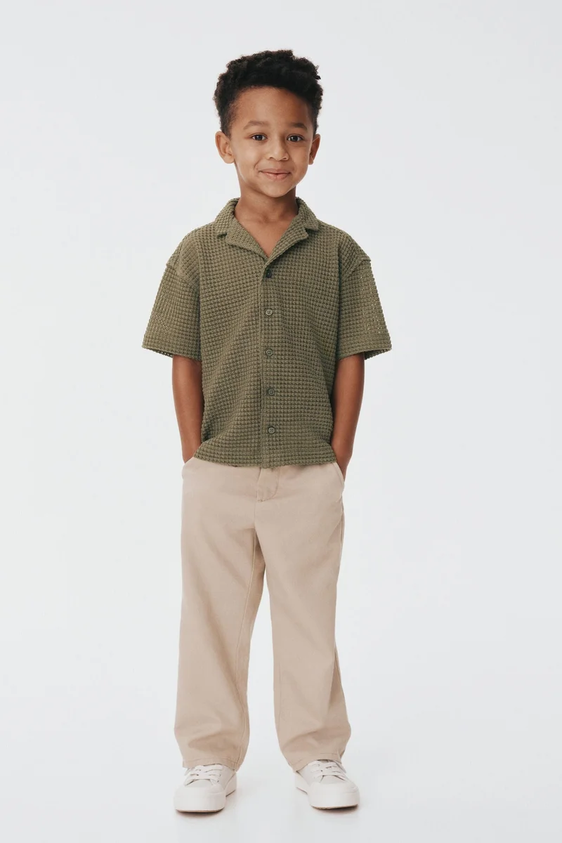 اتش اند ام بنطلون تشينو من نسيج تويل بقصّة واسعة