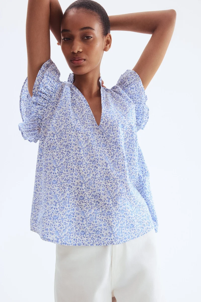 اتش اند ام بلوزة مزينة بحواف مكشكشة